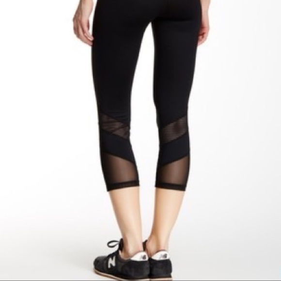 Z by Zella Black Mesh Detail Pull On Cropped Capri Leggings
Size XS - Picture 8 of 8
